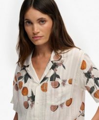 Superdry Koszula krótki rękaw z nadrukiem Beach – Citrus Cream Print. Białe koszule damskie Superdry., na lato, bez wzorów, z bawełny, klasyczne, bez kołnierzyka, bez ramiączek. Za 228.15 zł.