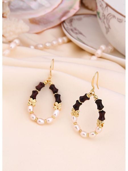 L'Atelier de Gaia Pozłacane kolczyki z perłami i agatami rozmiar: onesize. Białe kolczyki damskie L'Atelier de Gaia, z agatem, pozłacane, z zapięciem typu bigiel. Za 56.99 zł.