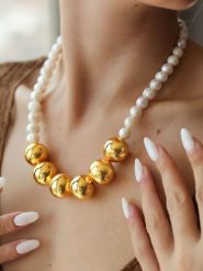 L'Atelier de Gaia Pozłacany naszyjnik z perłami - dł. 42 cm rozmiar: onesize. Białe naszyjniki damskie L'Atelier de Gaia, pozłacane. Za 397.83 zł.