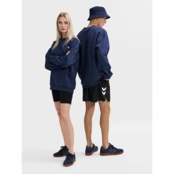 Luźna bluza z okrągłym dekoltem Hummel Bee. Niebieskie bluzy sportowe damskie HUMMEL, bez wzorów, bez ramiączek, bez kaptura. Za 212.50 zł.