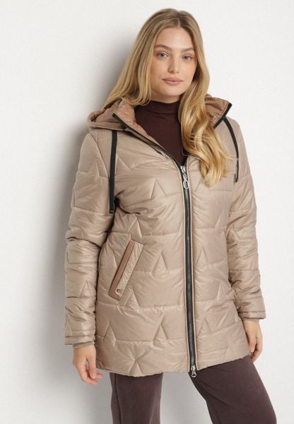 Ciemnobeżowa Pikowana Kurtka o Prostym Kroju z Kapturem Nileria. Brązowe kurtki damskie Born2be, plus size, bez wzorów, z dzianiny, z kapturem. Za 179.99 zł.