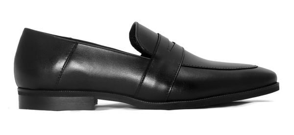 Czarne loafersy - wsuwane buty męskie - penny loafers T217. Czarne buty wizytowe męskie Modini Moda Męska, z gumy, bez zapięcia. W wyprzedaży za 297.00 zł.