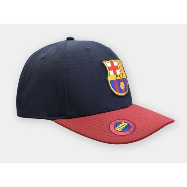 Czapka z daszkiem FC Barcelona Junior - oficjalna licencjonowana. Czarne czapki męskie FC Barcelona, bez wzorów. Za 99.00 zł.