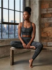 Top sportowy z motywem kwiatowym - czarny. Czarne topy sportowe damskie Sinsay, l, bez wzorów, bez ramiączek. Za 29.99 zł.