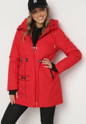 Czerwona Kurtka Parka Zapinana na Napy Ściągana w Pasie Troczkami Arstilla. Czerwone kurtki damskie Born2be, l, bez wzorów, z dzianiny. Za 309.99 zł.