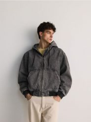 Jeansowa kurtka z kapturem - szary. Szare kurtki męskie Reserved, l, bez wzorów, z denimu, z kapturem. W wyprzedaży za 89.99 zł.