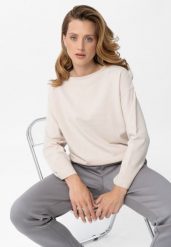 Gładki, luźny sweter S-MARI. Białe swetry klasyczne damskie Volcano, m, z dzianiny, bez kołnierzyka. Za 129.99 zł.