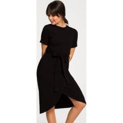 Sukienka z zakładką bee-118. Czerwone sukienki damskie BEE, do pracy, s, bez wzorów, z bawełny, biznesowe, bez kołnierzyka, bez ramiączek. Za 149.00 zł.