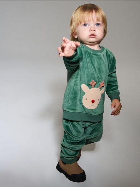Komplet: bluza i spodnie z motywem zimowym - green spruce. Zielone bluzy i bluzki niemowlęce Sinsay, bez wzorów, bez ramiączek, bez kaptura. Za 29.99 zł.