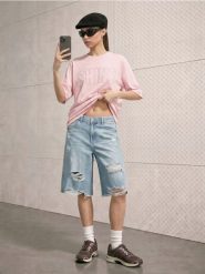 Bawełniana koszulka z cyrkoniowym napisem - różowy. Czerwone t-shirty damskie Sinsay, l, bez wzorów, z bawełny, bez kołnierzyka. Za 29.99 zł.