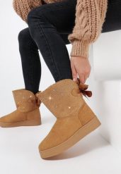 Ciemnobeżowe Śniegowce Stikine. Brązowe śniegowce damskie Born2be, z futra, za kostkę. Za 69.99 zł.