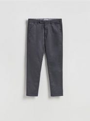 Spodnie chino slim - ciemnoszary. Szare spodnie materiałowe męskie Reserved, bez wzorów, z bawełny. Za 149.99 zł.