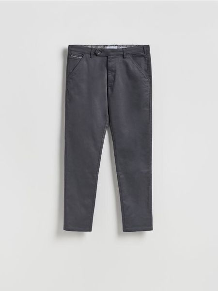 Spodnie chino slim - ciemnoszary. Szare spodnie materiałowe męskie Reserved, bez wzorów, z bawełny. Za 149.99 zł.