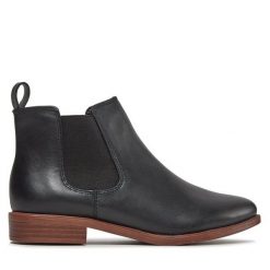 Sztyblety Clarks. Czarne botki damskie Clarks, bez obcasa, na płaskiej podeszwie, bez zapięcia. Za 359.99 zł.