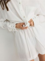 Szorty z bawełnianego muślinu - biały. Białe szorty damskie Reserved, bez wzorów, z bawełny. W wyprzedaży za 39.99 zł.