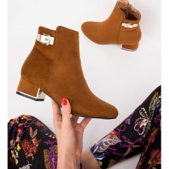 Botki damskie Abloom F820 Brązowe. Brązowe botki damskie Abloom, z materiału, eleganckie, bez obcasa, na obcasie, bez zapięcia. Za 119.00 zł.