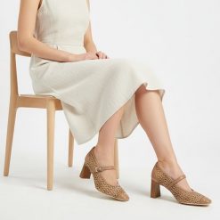 Czółenka damskie Hispanitas, z łączonych materiałów z ażurową cholewką o plecionym wykończeniu stabilny obcas o słupkowym kształcie, beżowe, RHV26460. Brązowe czółenka damskie Hispanitas, w ażurowe wzory, z materiału, bez obcasa, na obcasie. Za 589.00 zł.