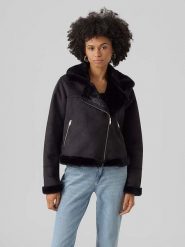 Vero Moda Kurtka "Peggy" w kolorze czarnym ze skóry syntetycznej rozmiar: S. Czarne kurtki damskie Vero Moda, s, bez wzorów, z futra, bez kaptura. Za 162.49 zł.