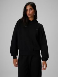 4F Bluza dresowa regular z kapturem damska - czarna L. Czarne bluzy sportowe damskie 4f, l, bez wzorów, z dresówki, bez ramiączek, z kapturem. Za 169.99 zł.