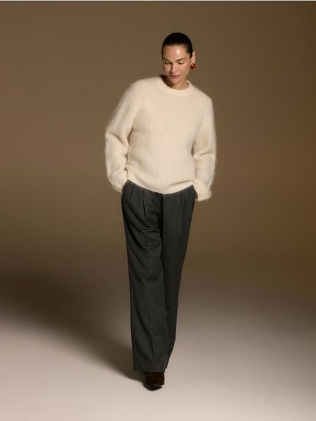 Sweter z wełną alpaki - złamana biel. Swetry klasyczne damskie Reserved, l, z dzianiny, bez kołnierzyka. Za 329.99 zł.