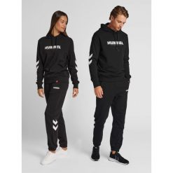 Jogging Hummel Legacy. Czarne szorty męskie HUMMEL, bez wzorów, z materiału, sportowe. Za 144.50 zł.