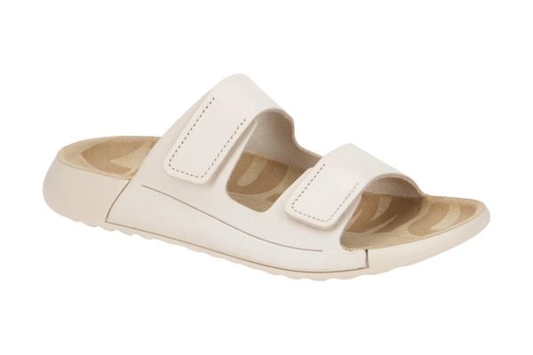 Klapki damskie Ecco Cozmo Flat Limestone. Brązowe klapki damskie ECCO, bez wzorów, z materiału, bez obcasa. Za 428.45 zł.