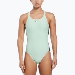 Strój pływacki jednoczęściowy damski Nike Logo Tape Fastback. Zielone stroje jednoczęściowe damskie Nike, s, bez wzorów. Za 169.99 zł.