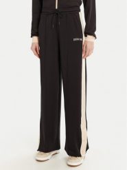 Guess Spodnie dresowe V5RB00 KCO72 Brązowy Regular Fit. Brązowe spodnie dresowe damskie Guess, m, z aplikacjami, z dresówki. Za 219.99 zł.
