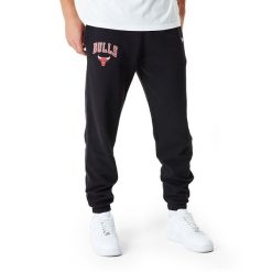 Spodnie męskie New Era NBA Essentials Jogger Chicago Bulls. Czarne spodnie dresowe męskie New Era, bez wzorów, z dresówki. Za 259.99 zł.