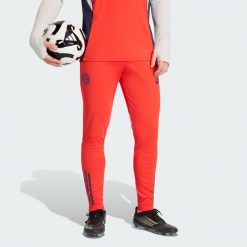 Spodnie treningowe FC Bayern 2025/2026 Tiro25 Competition. Czerwone spodnie materiałowe męskie Adidas, bez wzorów, z tkaniny, sportowe. Za 279.00 zł.