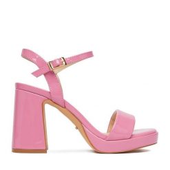 Sandały DeeZee. Czerwone sandały damskie DeeZee, bez wzorów, bez obcasa, na słupku. Za 159.99 zł.