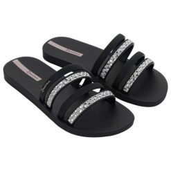 Klapki Ipanema Chic Slide Fem 83707 BE140 czarne. Czarne klapki damskie bez wzorów, z materiału, bez obcasa. Za 218.61 zł.