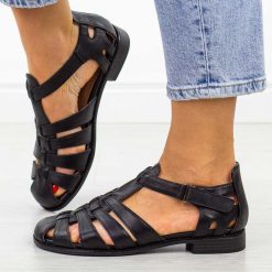 Czarne skórzane sandały damskie T.Sokolski 561. Czarne sandały damskie Sokolski, bez wzorów, z jeansu, bez obcasa, na płaskiej podeszwie. Za 269.00 zł.