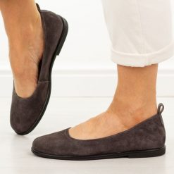 Brązowe skórzane baleriny damskie Filippo Dp7741/26. Brązowe baleriny damskie Filippo, bez wzorów, z jeansu, bez obcasa, na płaskiej podeszwie. Za 219.00 zł.