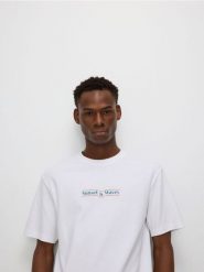 T-shirt regular z nadrukiem na plecach - biały. Białe t-shirty męskie Reserved, l, bez wzorów, z bawełny, bez kołnierzyka. W wyprzedaży za 49.99 zł.