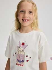 T-shirt z aplikacją Kuromi - złamana biel. Koszulki dziewczęce Reserved, z aplikacjami, z bawełny, bez ramiączek. W wyprzedaży za 45.99 zł.