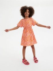 Wzorzysta sukienka z lnem - różowy. Czerwone sukienki dziewczęce Reserved, bez wzorów, z bawełny, bez ramiączek. W wyprzedaży za 35.99 zł.