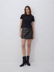 T-shirt z aplikacją - czarny. Czarne t-shirty damskie Reserved, l, z aplikacjami, z bawełny, bez kołnierzyka. W wyprzedaży za 39.99 zł.