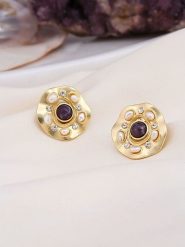 L'Atelier de Gaia Pozłacane kolczyki-wkrętki z kamieniami szlachetnymi i perłami rozmiar: onesize. Różowe kolczyki damskie L'Atelier de Gaia, z ametystem, pozłacane. Za 78.47 zł.