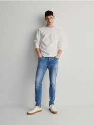 Jeansy skinny z efektem sprania - niebieski. Niebieskie jeansy męskie Reserved. W wyprzedaży za 89.99 zł.