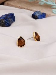 L'Atelier de Gaia Pozłacane kolczyki-wkrętki z tygrysim okiem rozmiar: onesize. Brązowe kolczyki damskie L'Atelier de Gaia, pozłacane. Za 34.95 zł.