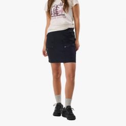 Spódnica turystyczna damska Swedemount Trondheim Trekking szybkoschnąca. Czarne spódniczki damskie SWEDEMOUNT, uniwersalny, bez wzorów. Za 249.99 zł.