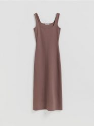 Sukienka z wiskozą - beżowy. Brązowe sukienki damskie Reserved, l, bez wzorów, z dzianiny, bez kołnierzyka, bez ramiączek, dopasowane. Za 89.99 zł.