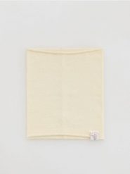 Komin z naszywką - złamana biel. Szaliki dziecięce Reserved, bez ramiączek. Za 29.99 zł.