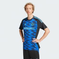 Koszulka RC Strasbourg 24/25 Third. Czarne t-shirty sportowe męskie Adidas, xl, bez ramiączek, do piłki nożnej. W wyprzedaży za 359.20 zł.