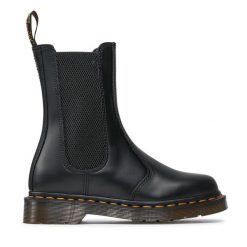 Sztyblety Dr. Martens. Czarne botki damskie Dr. Martens, bez obcasa, na płaskiej podeszwie, bez zapięcia. Za 699.99 zł.