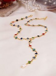 Pierres de Jade Pozłacany naszyjnik z elementami ozdobnymi - dł. 50 cm rozmiar: onesize. Białe naszyjniki damskie Pierres de Jade, pozłacane. Za 43.99 zł.