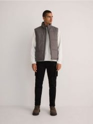 Spodnie skinny cargo - czarny. Czarne spodnie materiałowe męskie Reserved, bez wzorów, z bawełny. W wyprzedaży za 59.99 zł.