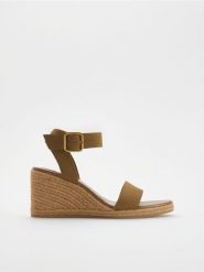 Sandały na koturnie - beżowy. Brązowe sandały damskie Reserved, bez wzorów, bez obcasa, na koturnie. Za 159.99 zł.