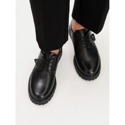 Półbuty Tamaris. Czarne półbuty damskie Tamaris, bez wzorów, bez obcasa. Za 355.99 zł.